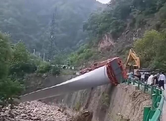 陜西寶雞隴縣：80米風(fēng)電扇葉運(yùn)輸車(chē)歪倒，正救援