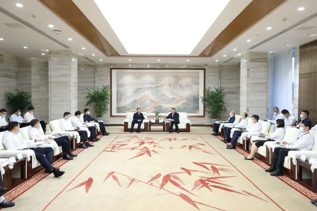 國家電網(wǎng)公司董事長、黨組書辛保安與東方電氣集團(tuán)董事長俞培根、總經(jīng)理徐鵬會談