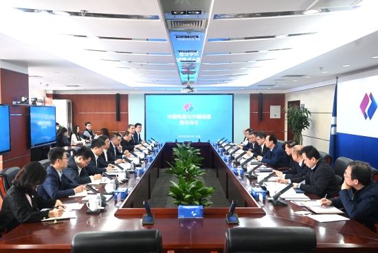 中國(guó)電建黨委書記、董事長(zhǎng)丁焰章與中國(guó)誠通集團(tuán)黨委書記、董事長(zhǎng)朱碧新會(huì)談