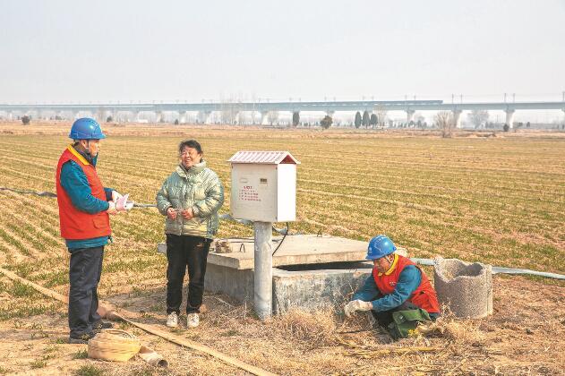 山東省梁山縣：黃河灘區(qū)上，井在地頭，電到井口