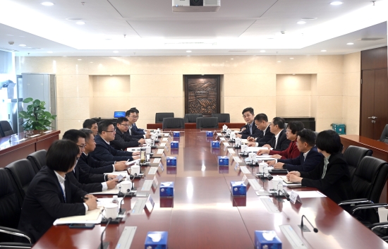 中國(guó)電建黨委常委、副總經(jīng)理王小軍與中國(guó)華電集團(tuán)黨組成員、副總經(jīng)理李旭紅會(huì)談