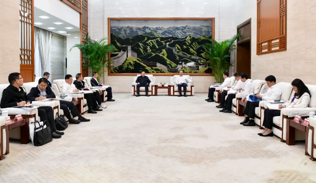 大唐集團有限公司黨組書記、董事長鄒磊與廣西壯族自治區(qū)國資委黨委書記秦如培會談
