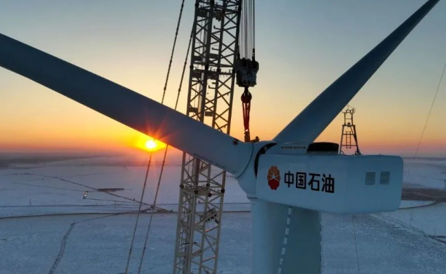 中國石油在建單體規(guī)模最大集中風(fēng)電項(xiàng)目——昂格55萬千瓦風(fēng)電項(xiàng)目首臺風(fēng)機(jī)成功吊裝！