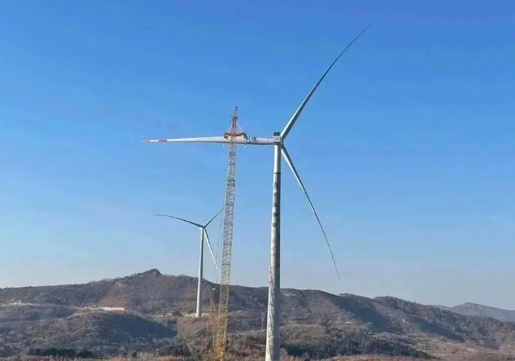 中石化起運(yùn)公司營(yíng)口風(fēng)電項(xiàng)目首臺(tái)混塔圓滿(mǎn)吊裝！