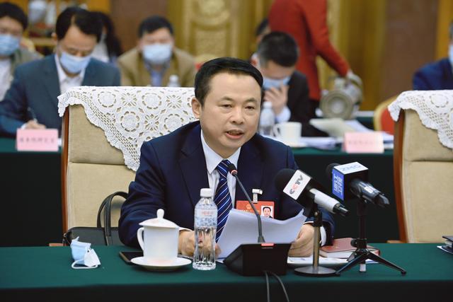 【兩會好聲音】全國人大代表、天能控股董事長張?zhí)烊危和苿印犊稍偕茉捶ā沸抻?，保障國家能源安? width=