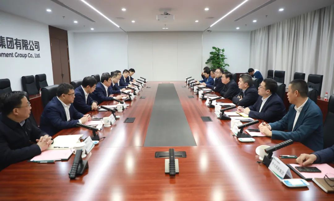 中國(guó)電氣裝備黨委書記、董事長(zhǎng)白忠泉會(huì)見上海市靜安區(qū)委書記于勇