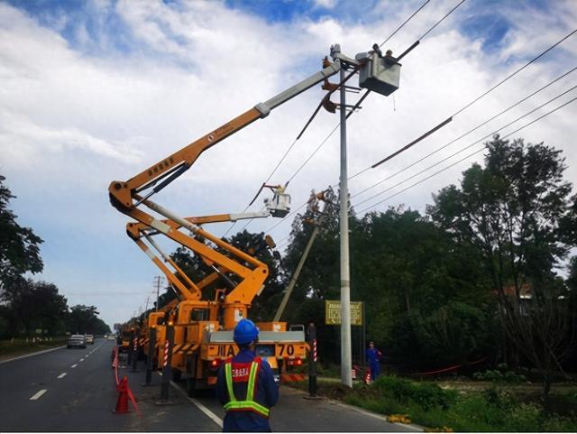 國網(wǎng)郫都供電公司“雙車”帶電緊急搶修，確保上萬群眾用電無憂