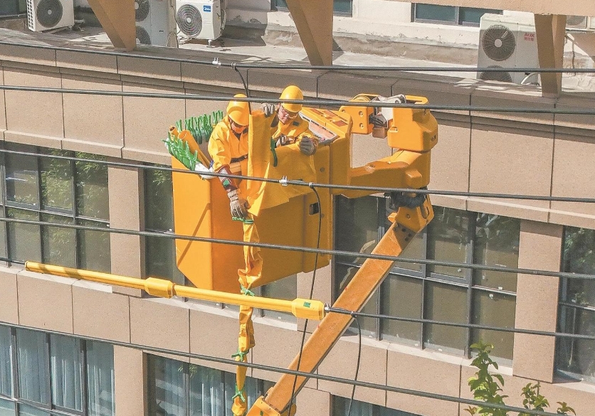 四川南充供電公司帶電作業(yè)配合有序，高效消除線路隱患