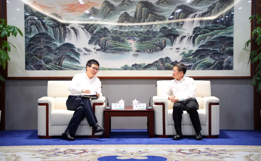 中國電氣裝備黨委書記、董事長李洪鳳會(huì)見上海電氣集團(tuán)黨委書記、董事長吳磊