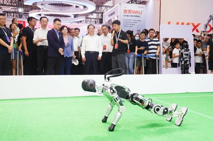 工信部黨組書(shū)記、部長(zhǎng)金壯龍參觀調(diào)研2024世界機(jī)器人大會(huì)
