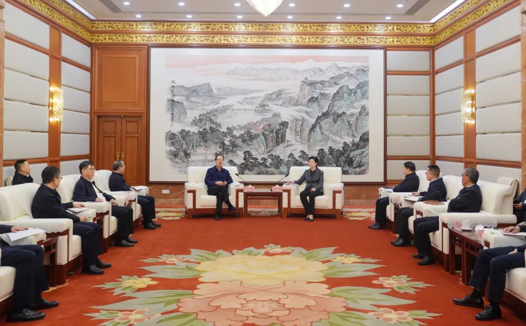 中國(guó)電建黨委書(shū)記、董事長(zhǎng)丁焰章拜會(huì)四川省委副書(shū)記、省長(zhǎng)施小琳