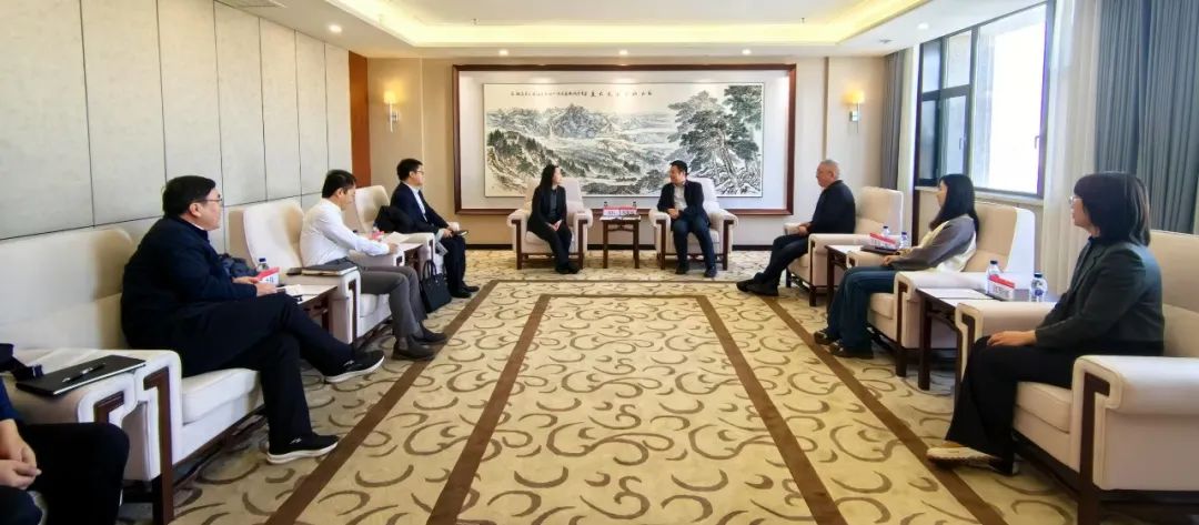 中國(guó)農(nóng)業(yè)銀行吉林省分行黨委委員、副行長(zhǎng)兼長(zhǎng)春分行黨委書(shū)記、行長(zhǎng)曹紅一行拜訪華電吉林公司