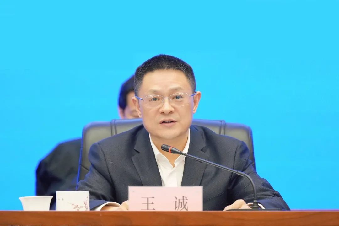這一新成立能源集團，董事長、總經理亮相